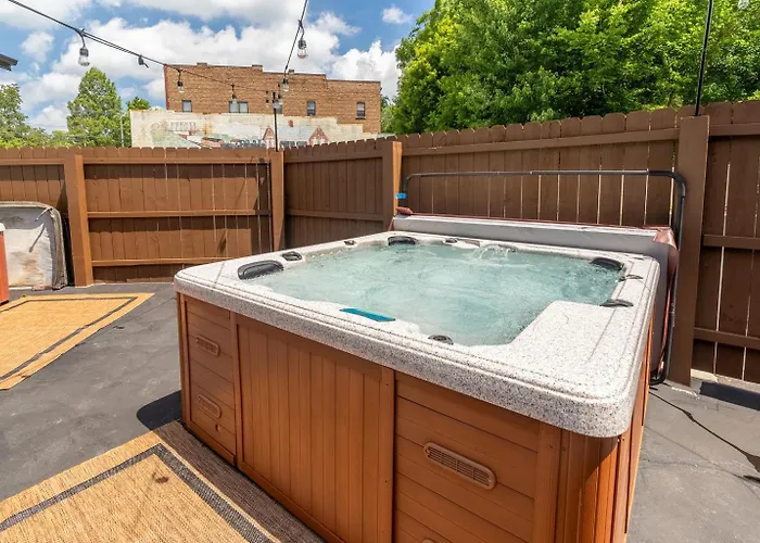 King Suite, Hot Tub, Walk To Iron Whisk