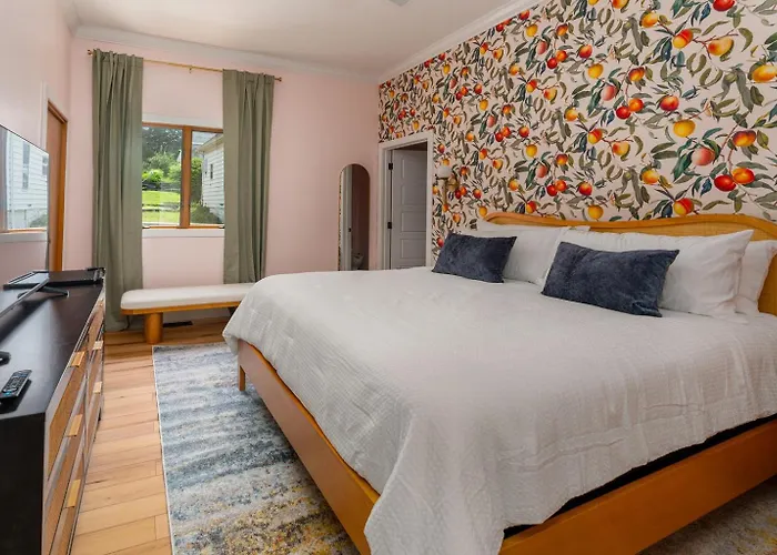 King Suite, Hot Tub, Walk To Iron Whisk Inn Cobden
