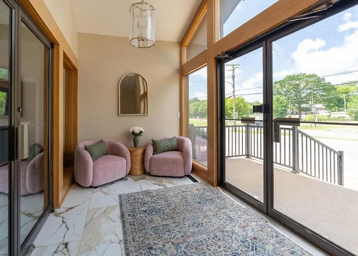 King Suite, Hot Tub, Walk To Iron Whisk