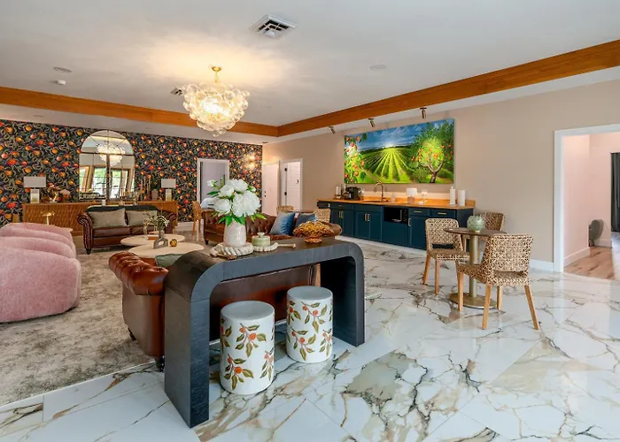 King Suite, Hot Tub, Walk To Iron Whisk *
