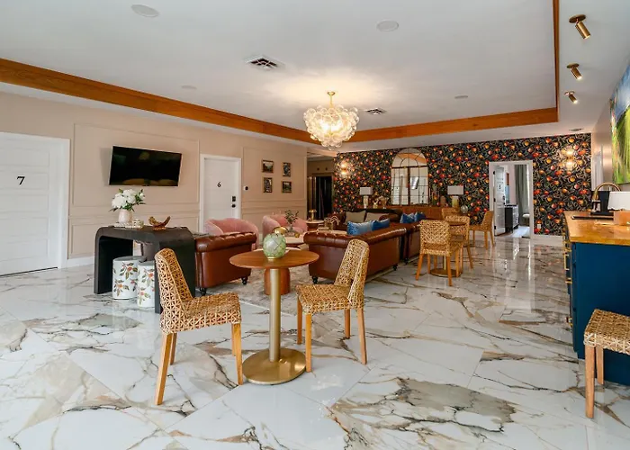 King Suite, Hot Tub, Walk To Iron Whisk *