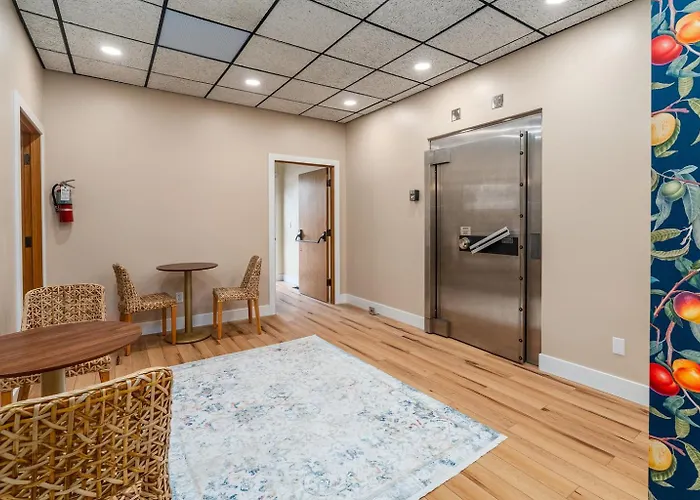 King Suite, Hot Tub, Walk To Iron Whisk Inn *