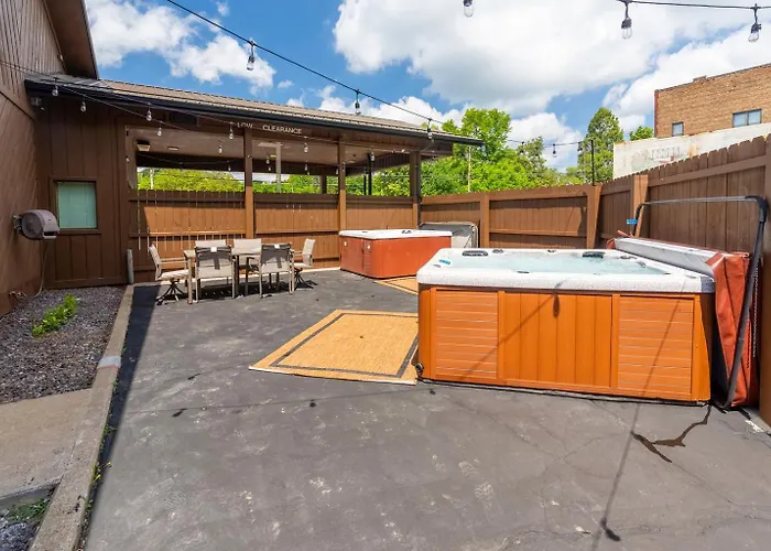 King Suite, Hot Tub, Walk To Iron Whisk Cobden