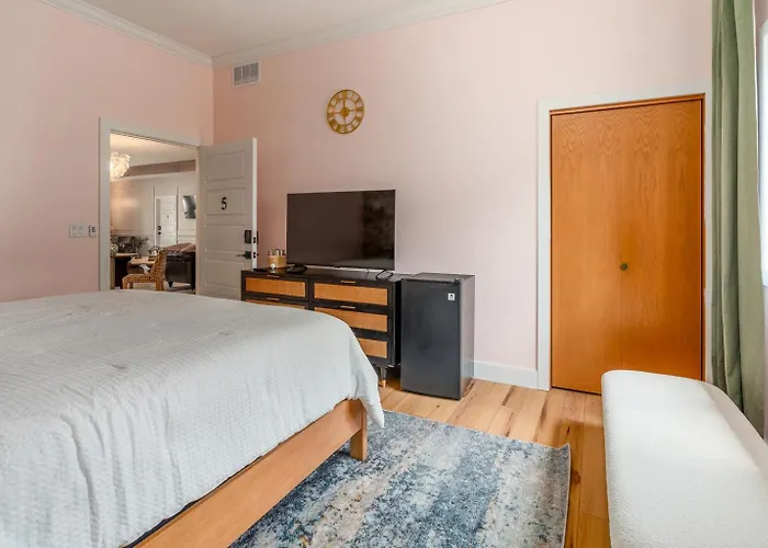 King Suite, Hot Tub, Walk To Iron Whisk Cobden